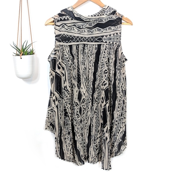 • bcbg max azria • patterned sleeveless blouse - Picture 2 of 8